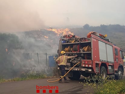 Los Bomberos de la Generalitat trabajan en el incendio originado en Francia que ha entrado en Cataluña por Portbou.