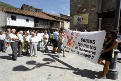 Militantes por la memoria histórica durante la concentración en Poyales, el domingo.