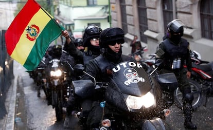 Policiais durante um protesto contra Evo Morales, no sábado, em La Paz.