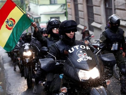 Policiais durante um protesto contra Evo Morales, no sábado, em La Paz.