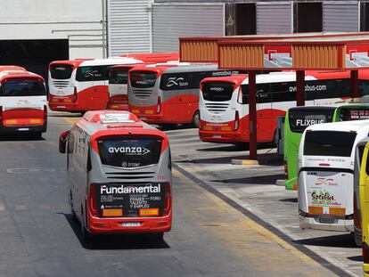 Autobuses de líneas de larga distancia en la estación Sur de Madrid.