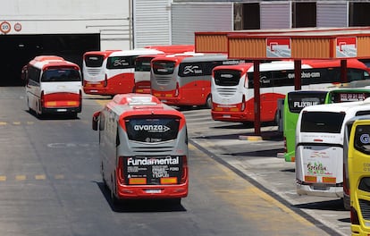 Autobuses de líneas de larga distancia en la estación Sur de Madrid.