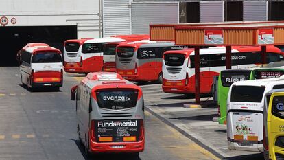 Autobuses de líneas de larga distancia en la estación Sur de Madrid.