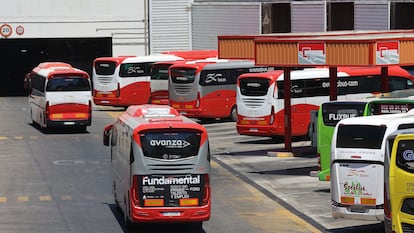 Autobuses de líneas de larga distancia en la estación Sur de Madrid.