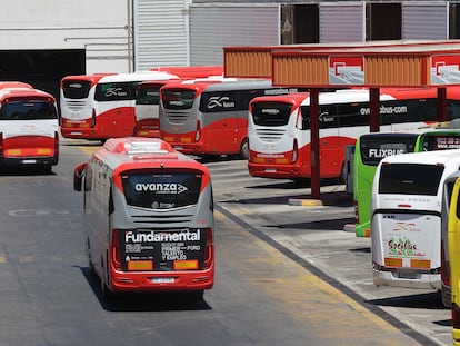 Autobuses de líneas de larga distancia en la estación Sur de Madrid.