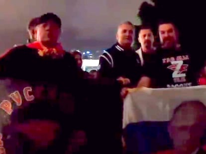 Fotograma de un vídeo donde se ve, en mitad de la imagen, al padre del tenista serbio Novak Djokovic junto a aficionados con simbología prorrusa favorable a Putin.