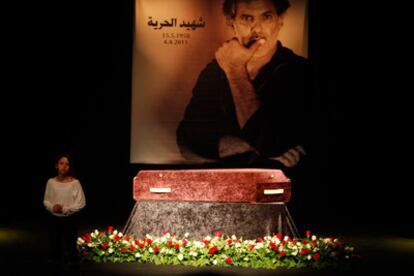 Milay, la hija del dramaturgo y activista Juliano Mer Khamis, asesinado el 4 de abril en Yenín, permanece junto al ataúd de su padre en el teatro al Midan de Haifa, al norte de Israel. La capilla ardiente, presidida por un cártel en el que se puede leer en árabe: 'Mártir de la libertad'.