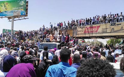 Una multitud de manifestantes sudaneses se congregan frente a la sede militar en la capital, Jartum. El ejército de Sudán se desplegó alrededor de su sede mientras una aglomeración de personas instaba a los militares a unirse a la petición de renuncia del líder Omar al-Bashir.