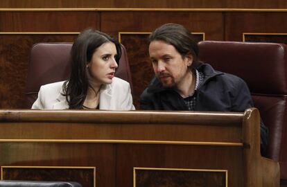 Pablo Iglesias e Irene Montero durante una sesión en el Parlamento.