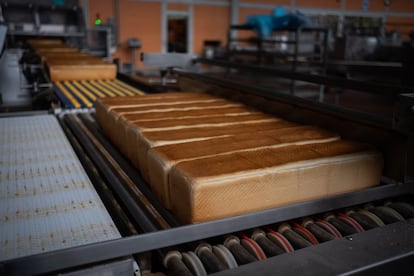 Barras de pan se mueven a lo largo de una cinta transportadora en una instalación de Grupo Bimbo