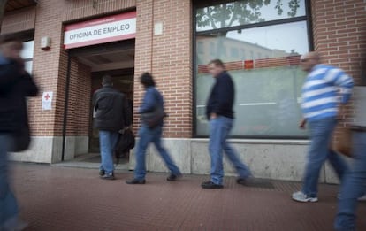 People entering an employment office in Madrid.