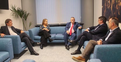 El expresidente de la Generalitat, Carles Puigdemont (2d), y el secretario de organización del PSOE, Santos Cerdán (c), durante su reunión en la sede del Parlamento Europeo en Bruselas, este lunes.