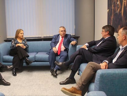 El expresidente de la Generalitat, Carles Puigdemont (2d), y el secretario de organización del PSOE, Santos Cerdán (c), durante su reunión en la sede del Parlamento Europeo en Bruselas, este lunes.