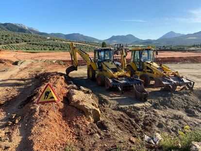 Dos de las máquinas que estaban trabajando en la construcción de la planta embotelladora en Antequera.