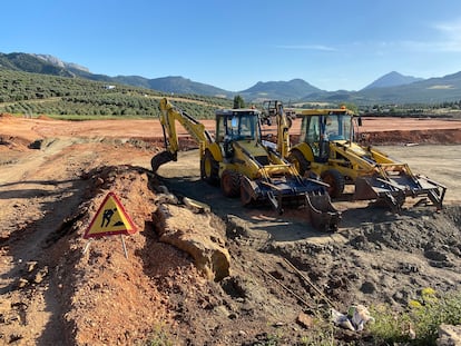 Dos de las máquinas que estaban trabajando en la construcción de la planta embotelladora en Antequera.