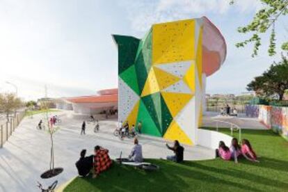 Paredes de escalada de colores en el rocódromo de la Factoría Joven, obra de José Selgas y Lucía Cano.