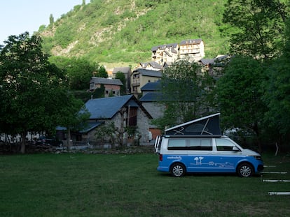 Furgoneta 'camper' modelo VW T6.1 California Ocean estacionada en el aparcamiento habilitado para este tipo de vehículos en el pueblo de San Juan de Plan, en Huesca, España.