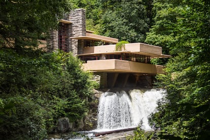 La Casa de la Cascada (Mill Run, Pensilvania), diseñada por el arquitecto Frank Lloyd Wright, fue construida sobre una cascada y la roca sobre la que se asienta se eleva por dentro de la sala de estar.