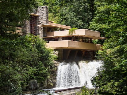 La Casa de la Cascada (Mill Run, Pensilvania), diseñada por el arquitecto Frank Lloyd Wright, fue construida sobre una cascada y la roca sobre la que se asienta se eleva por dentro de la sala de estar.