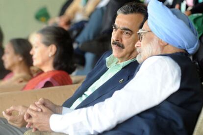 Manmohan Singh (derecha) y Yusuf Raza Gilani, durante la semifinal en Mohali (norte de India).