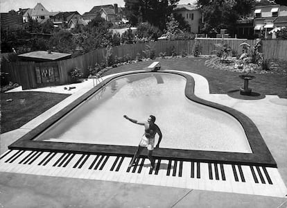 El músico en la piscina con forma de piano de su casa.