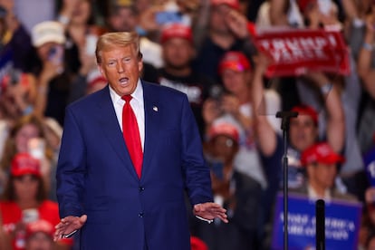 Donald Trump, candidato presidencial republicano, celebra en un acto de campaña en el Nassau Veterans Memorial Coliseum, en Uniondale, Nueva York, el 18 de septiembre de 2024.