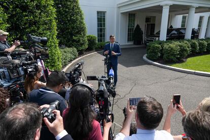 El presidente Pedro Sánchez habla ante los medios en los jardines de la Casa Blanca, en Washington, este viernes.