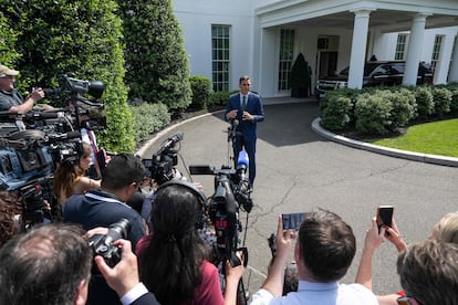 El presidente Pedro Sánchez habla ante los medios en los jardines de la Casa Blanca, en Washington, este viernes.