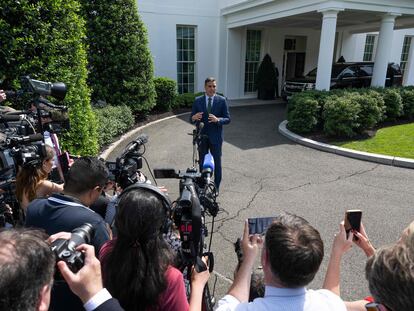 El presidente Pedro Sánchez habla ante los medios en los jardines de la Casa Blanca, en Washington, este viernes.