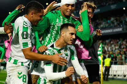 Juanmi celebra con sus compa?eros el gol del triunfo del Betis ante el Cejle