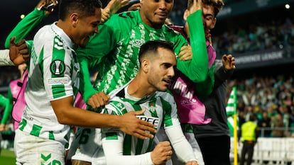 Juanmi celebra con sus compañeros el gol del triunfo del Betis ante el Cejle.