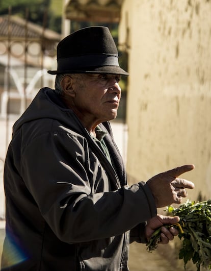 El 'taita' o sabio Jorge Quelal interviene en un ritual pasto en agradecimiento al sol y a la Tierra en la comuna La Libertad. El pueblo originario pasto se extiende desde el sur de Colombia hasta el norte de Ecuador.