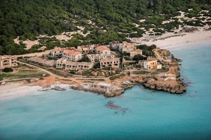 Vista del complejo residencial de 13 edificios, en la costa de Ses Covetes, justo al lado de la playa virgen de Es Trenc.