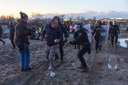 Momento en el que la policía carga contra los manifestantes que intentaban cortar la M-40 en Madrid este sábado.