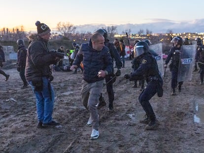 Momento en el que la policía carga contra los manifestantes que intentaban cortar la M-40 en Madrid este sábado.