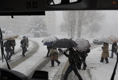 Imagen del centro de la ciudad cubierto de nieve.