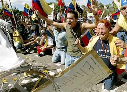 Manifestantes contra el presidente Chávez protestan ayer en Caracas ante las alambradas que les impiden llegar a la Comandancia General.