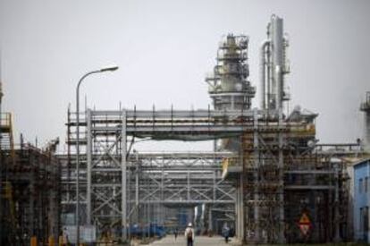 Vista general de empleados en la fábrica química Sinopec en Nanjing, China. EFE/Archivo