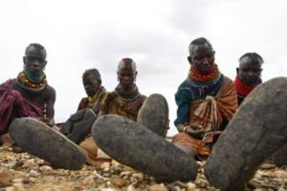 Un grupo de mujeres turkanas se alimentan de frutas silvestres en Kalokutanyang, Turkana, noroeste de Kenia. EFE/Archivo