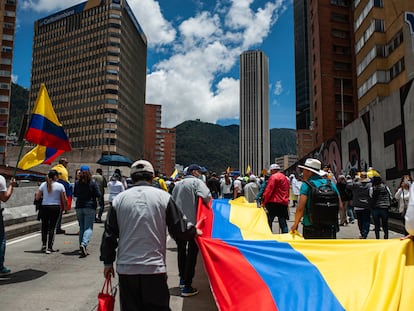 Manifestantes durante una protesta antigubernamental contra el gobierno de Gustavo Petro y su iniciativa de reforma fiscal, en Bogotá (Colombia).