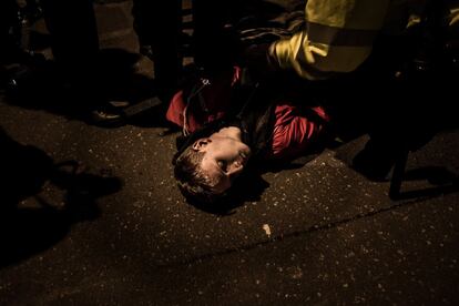 Detención de un activista durante el desalojo del campamento 'XR Burning Earth' instalado en Trafalgar Square, Londres. En las dos semanas de protestas, se produjeron más de 1.400 detenciones de participantes. Londres, 13 de octubre de 2019.