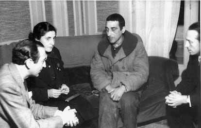 Rafael Sánchez Mazas, en el centro de la imagen, días después de haber escapado del pelotón de fusilamiento, fue recibido en Barcelona por dirigentes falangistas. Desde la izquierda, Eugenio Montes, Pilar Primo de Rivera y Alfonso García Valdecasas, el 8 de febrero de 1939.