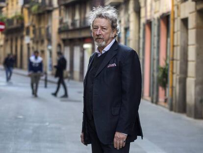 Robert Guédiguian en el Raval de Barcelona, junto a la Filmoteca de Cataluña, el pasado 11 de noviembre.