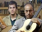 Felipe Conde y su hijo, en su taller, en Ópera.