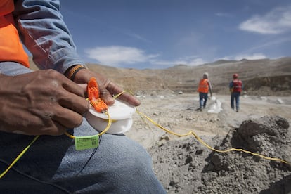 Un trabajador prepara una carga para una explosión controlada en la mina La Caridad, de Grupo México, en Sonora.