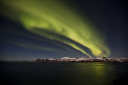 Partículas de tormentas solares que chocan con el campo magnético de la tierra dan lugar al fenómeno de la aurora boreal, principalmente visible desde septiembre a marzo.