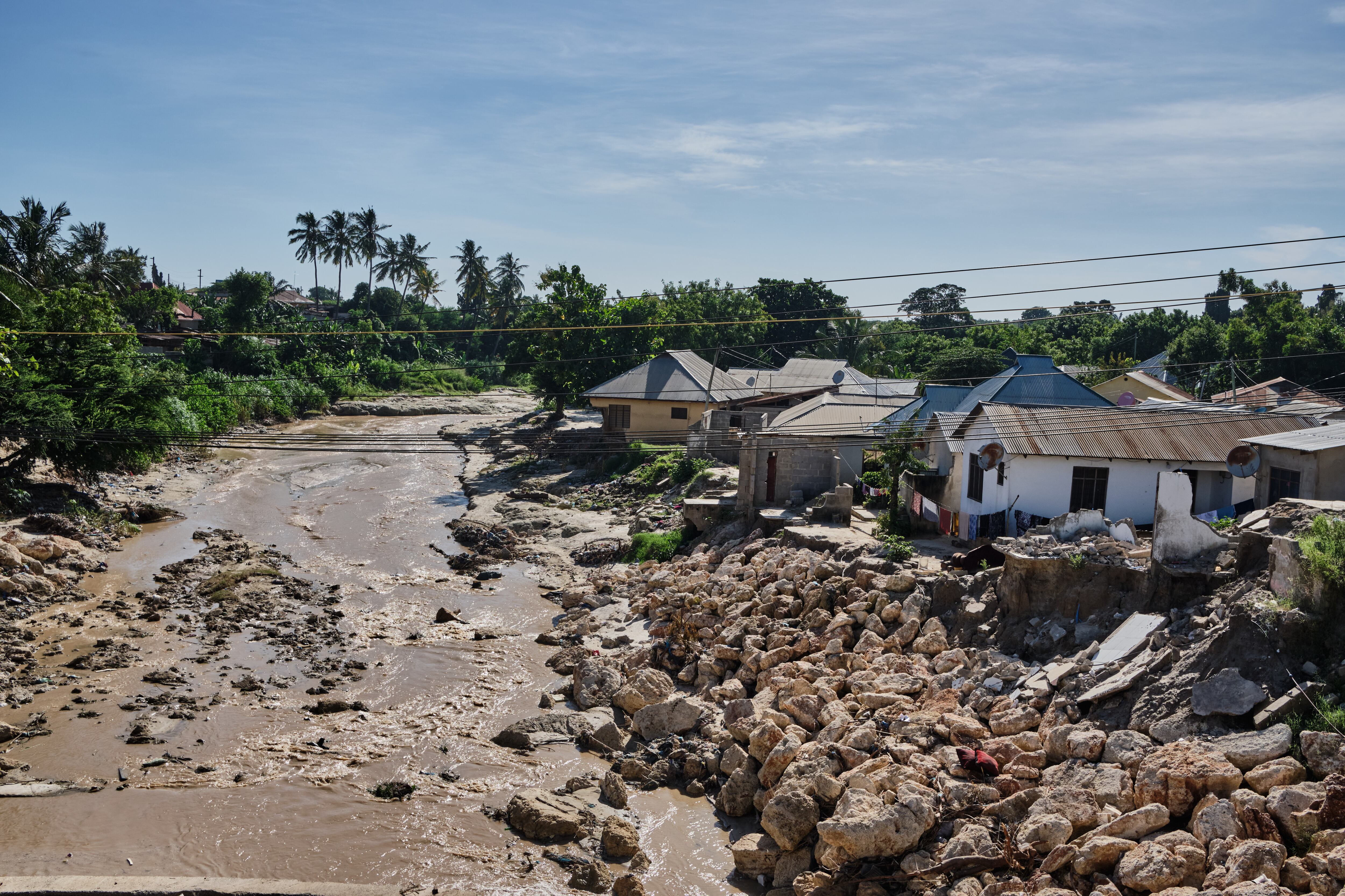 Destrozos provocados por las inundaciones en el área de Udasa, a las afueras de Dar es Salam (Tanzania), este 2 de mayo.