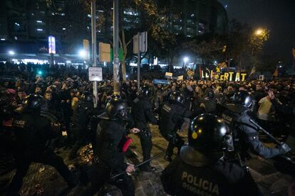 Incidentes en los aledaños del Camp Nou durante la celebración del partido aplazado de La Liga que disputan este miércoles Barcelona y Real Madrid .