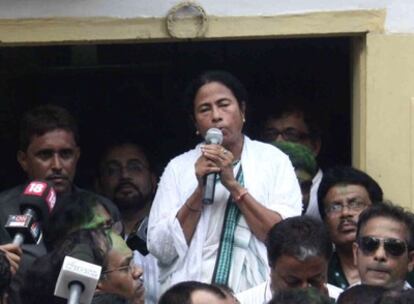 Mamata Banerjee, la mujer que ha desbancado al CPI-M, se dirige a los partidarios y los representantes de los medios de comunicación fuera de su residencia en Calcuta.