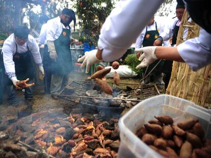 La preparaci&oacute;n de una pachamanca sobre piedras calientes en Lima.